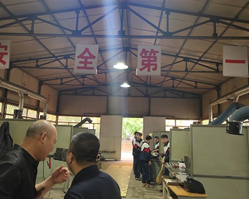 和靈石縣第一職業(yè)高中校領導在校考察