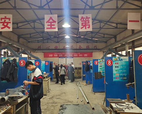 和靈石縣第一職業(yè)高中校領(lǐng)導(dǎo)在?？疾? /></div>
		<h2 id=